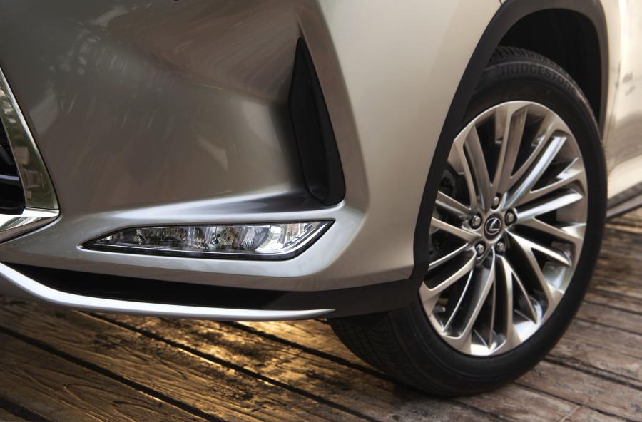 Детали экстерьера Lexus RX450hL 2019 года  (NA) (фото 38 из 40)